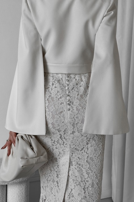 Cape with flared sleeves, with a belt at the waist