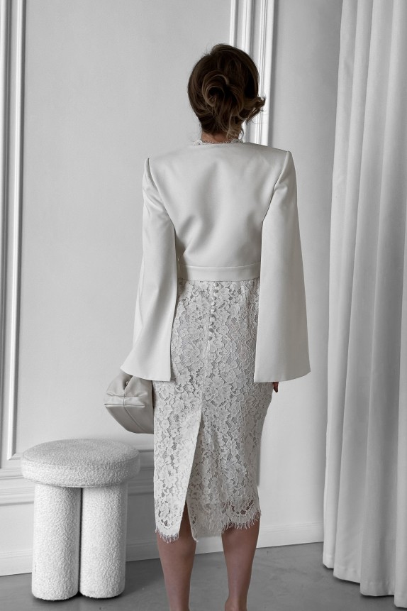 Cape with flared sleeves, with a belt at the waist