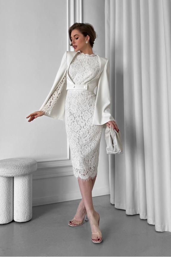 Cape with flared sleeves, with a belt at the waist