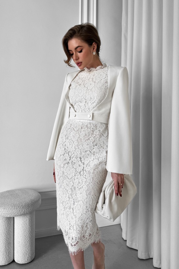 Cape with flared sleeves, with a belt at the waist