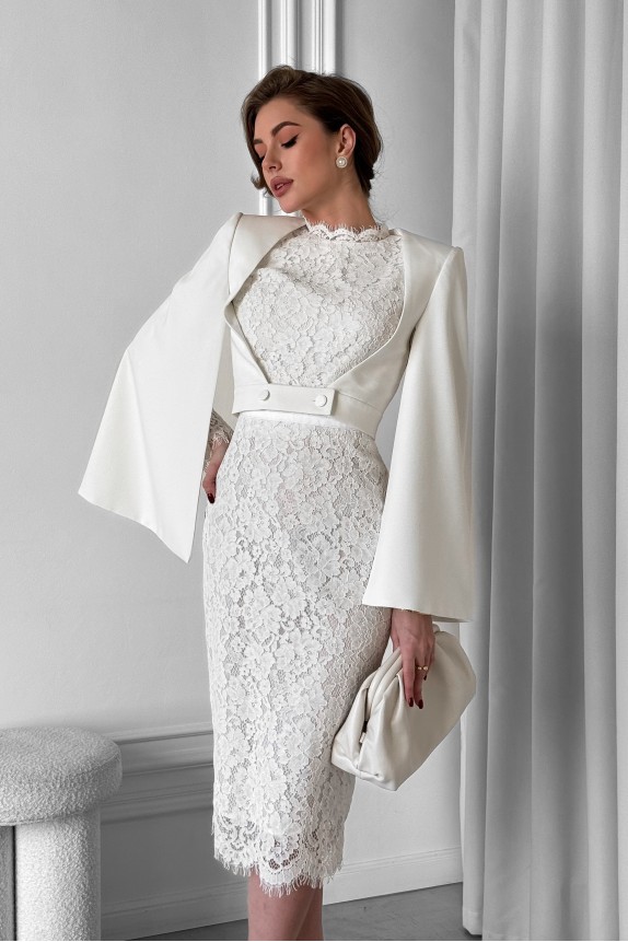 Cape with flared sleeves, with a belt at the waist