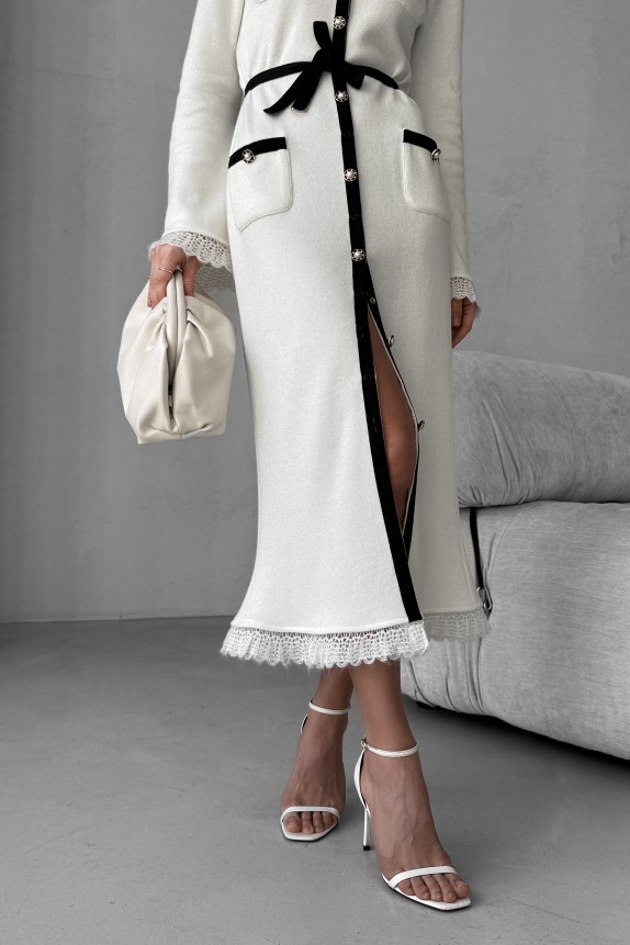 Трикотажное платье миди с накладными карманами, с поясом, с контрастной отделкой и жемчугом