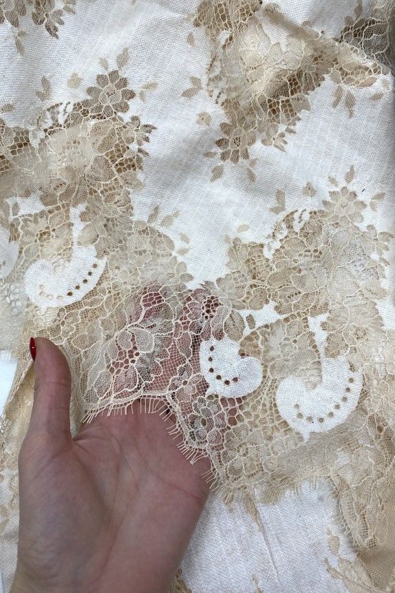 Lace zigzag blouse with puffy sleeves, pearls, stand-up collar