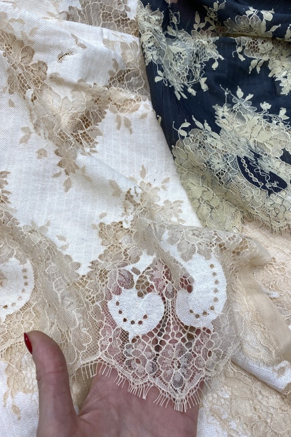 Lace zigzag blouse with puffy sleeves, pearls, stand-up collar