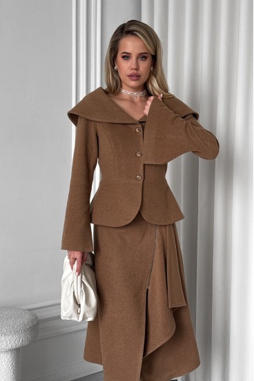 Jacket with a peplum and a wide collar made of Italian fabric — cappuccino, XS