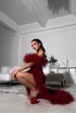 Вечернее платье с корсетом, с открытыми плечами и разрезом на ноге, с перьями