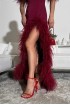 Вечернее платье с корсетом, с открытыми плечами и разрезом на ноге, с перьями
