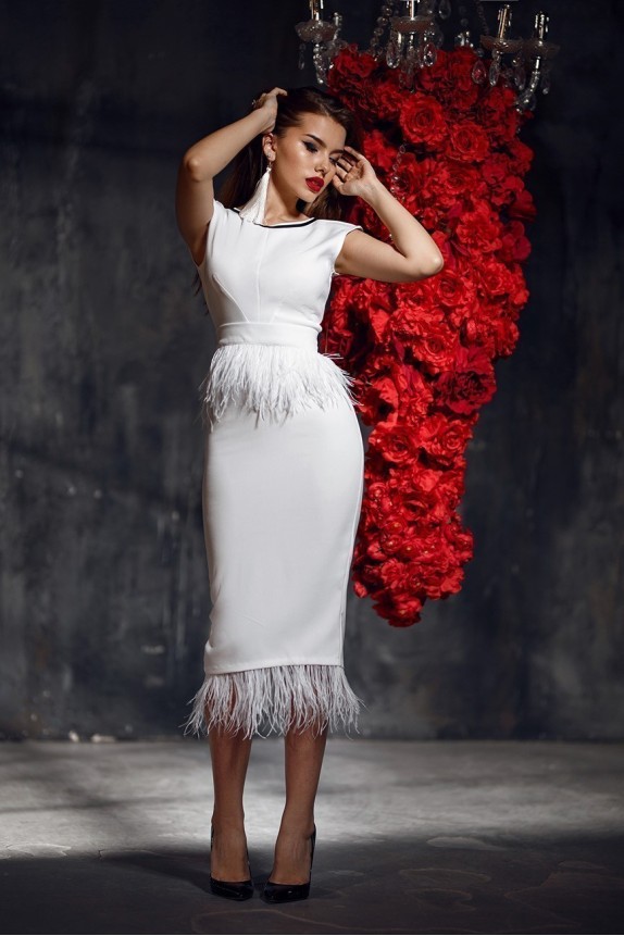 Dress with open back and a belt from feathers