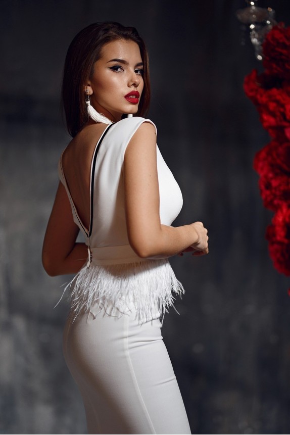 Dress with open back and a belt from feathers