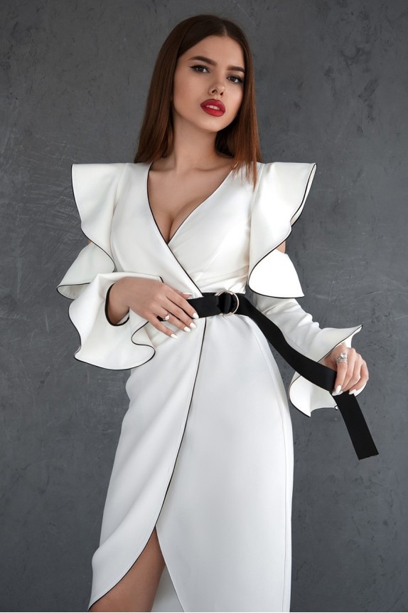 Dress on the wrap with volans
