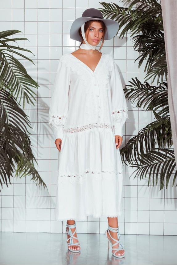 Linen dress with lace