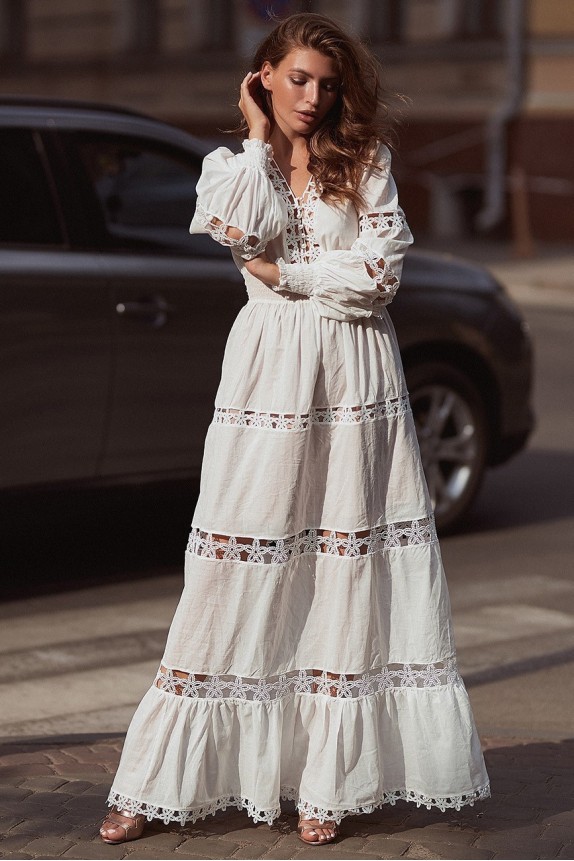 Dress in the floor with wide lace