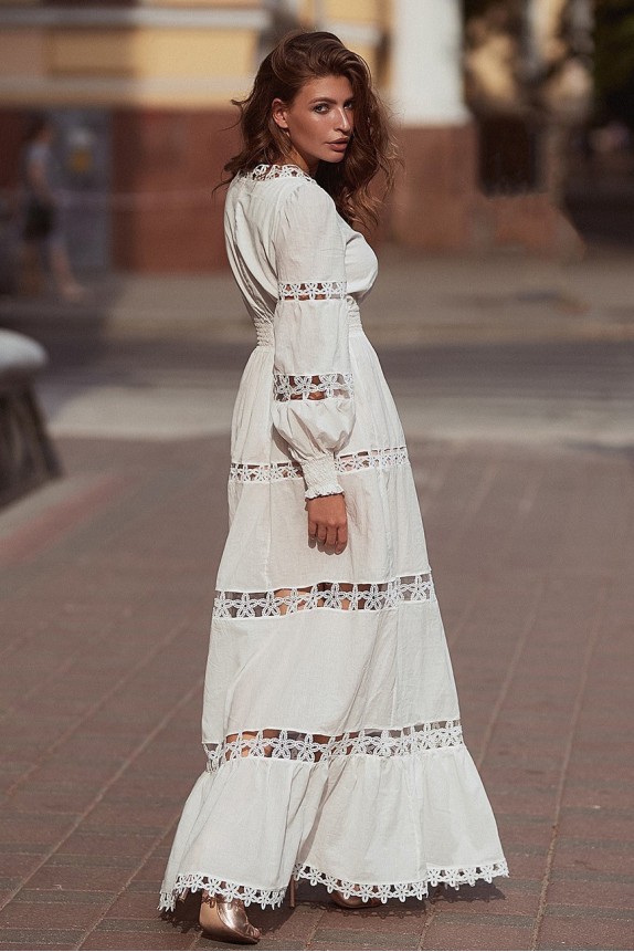 Dress in the floor with wide lace