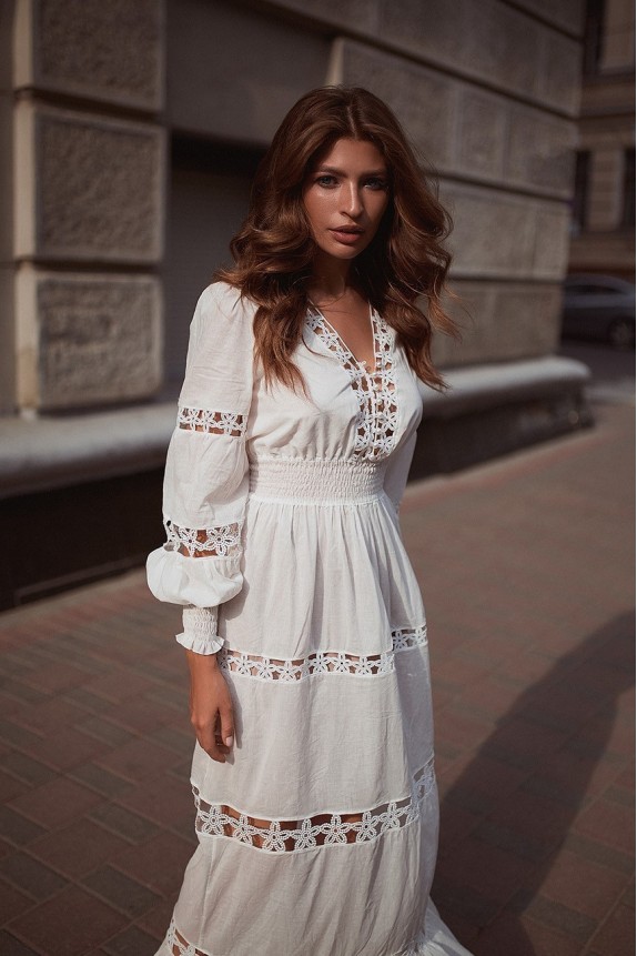 Dress in the floor with wide lace