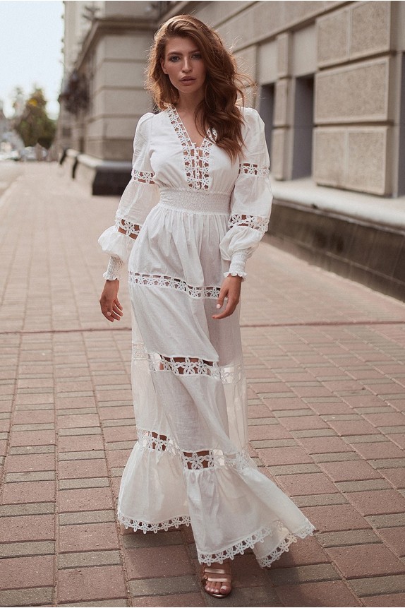 Dress in the floor with wide lace