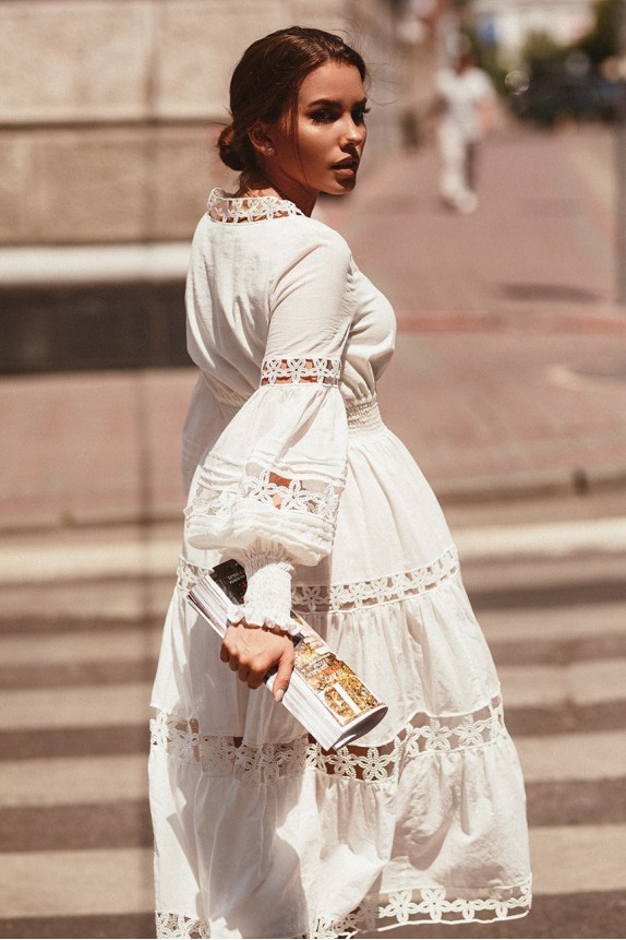 Dress with wide lace