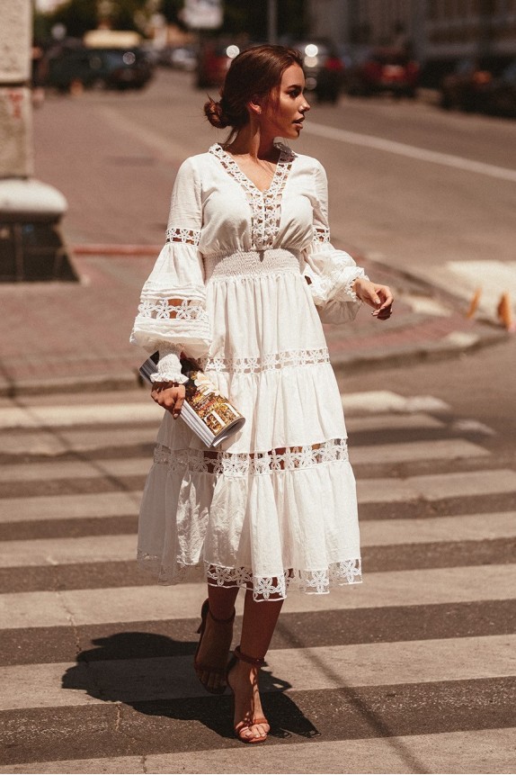 Dress with wide lace