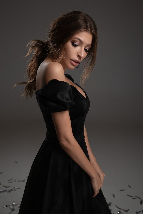 Velvet dress with flashlight sleeves