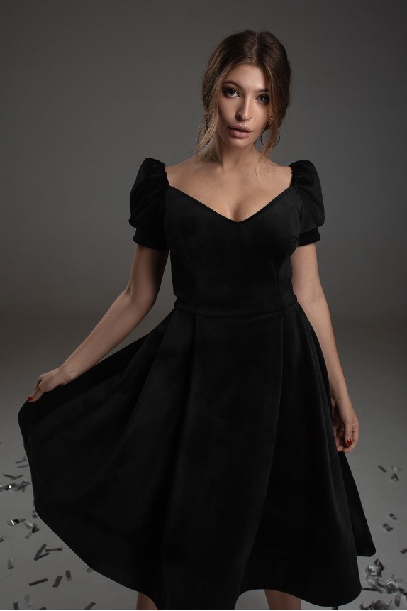 Velvet dress with flashlight sleeves