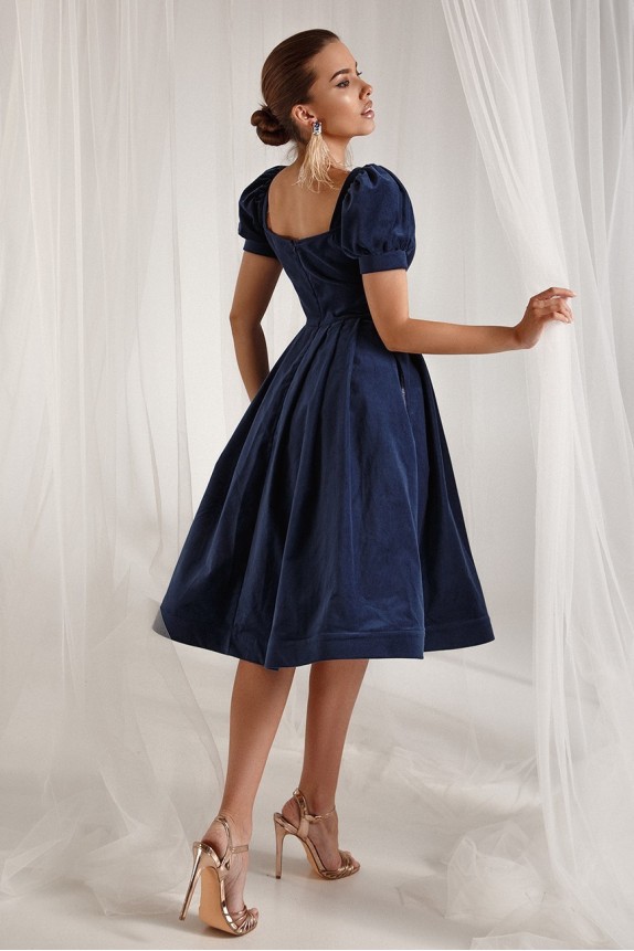 Velvet dress with flashlight sleeves