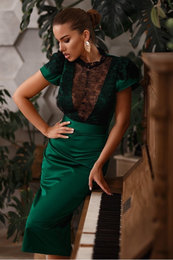 Silhouette dress with lace cleavage