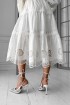 Платье с открытыми плечами из батиста с ажурной вышивкой