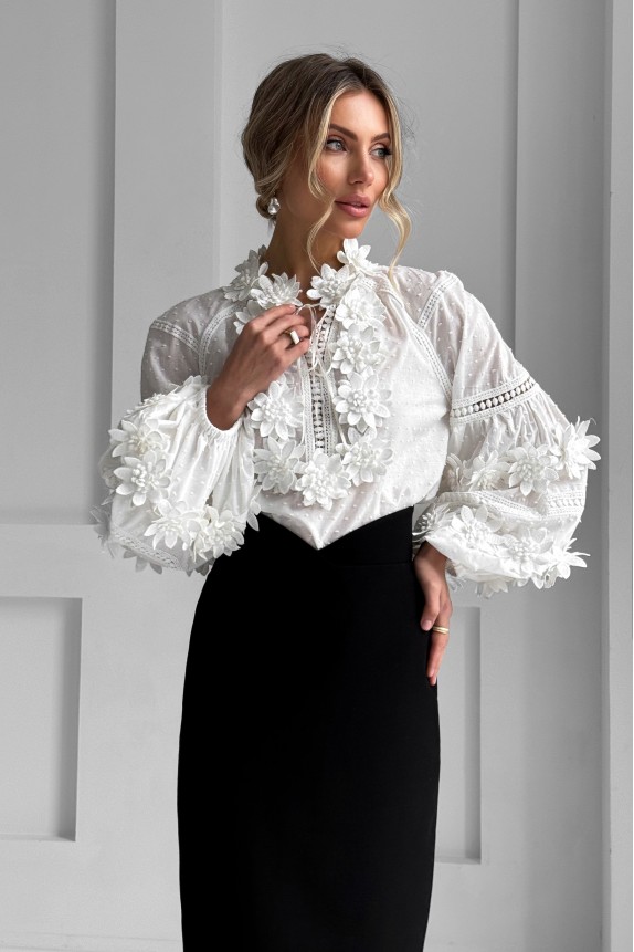 Cotton blouse Vyshyvanka with raglan sleeves, with 3D lace