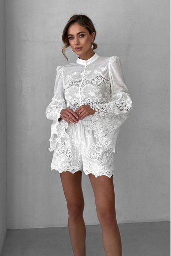 Top in cambric with Roman embroidery, flared sleeves, front closure
