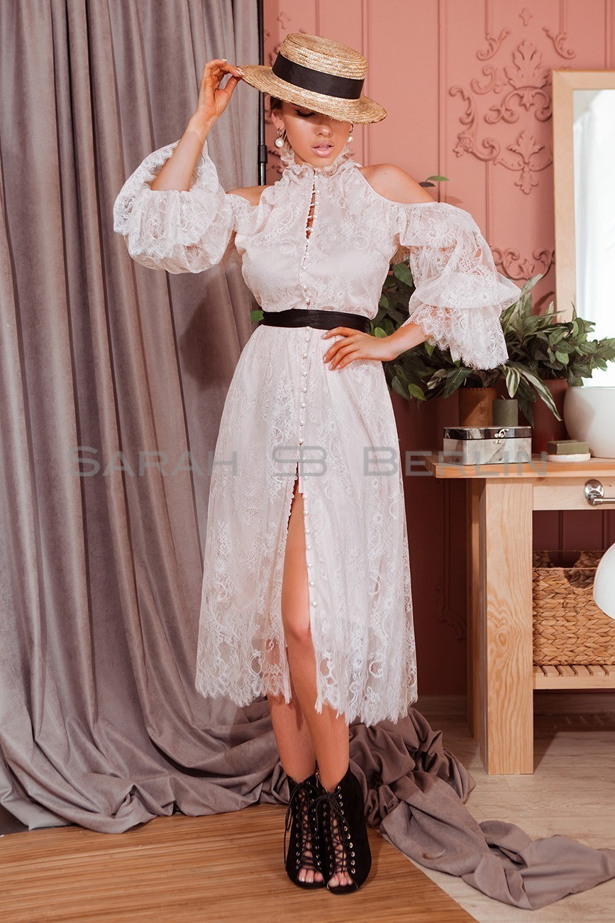 Кружевное платье с жемчугом с открытыми плечами