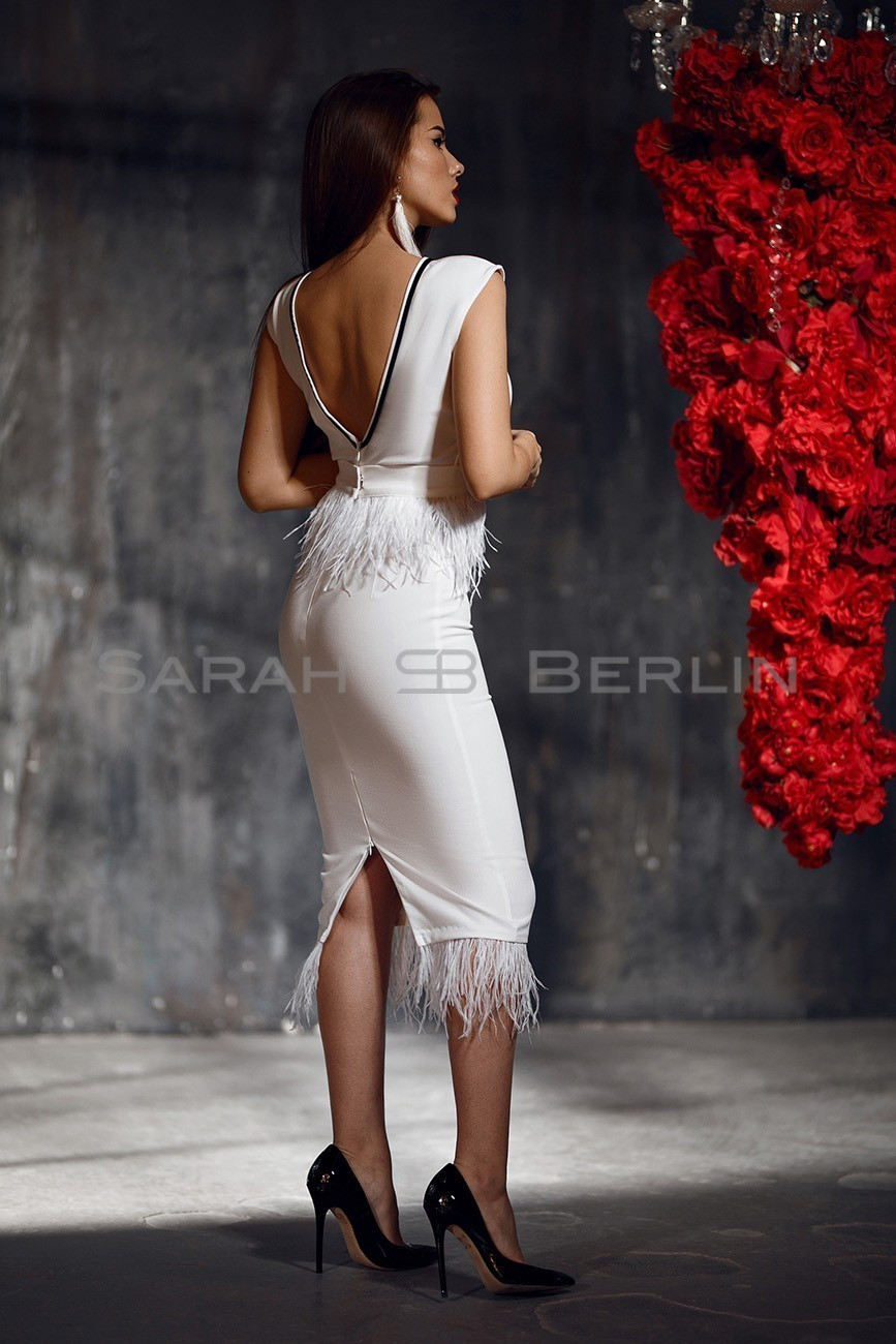 Dress with open back and a belt from feathers