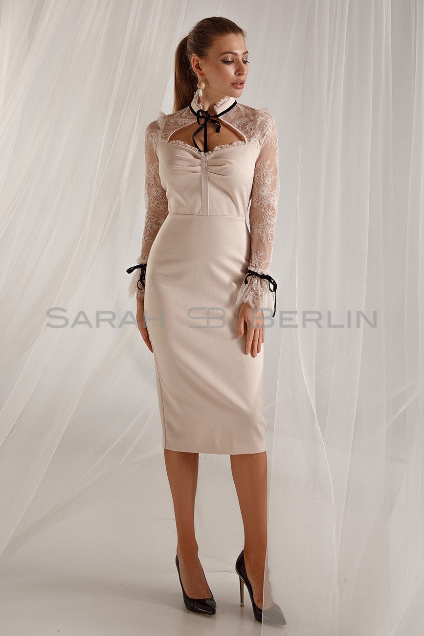Платье с кружевом и контрастной лентой