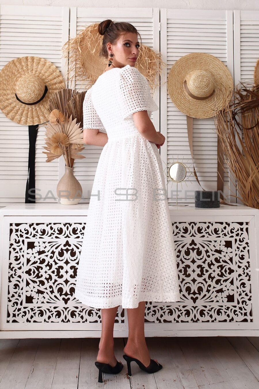 Платье из шитья с деревянными пуговицами