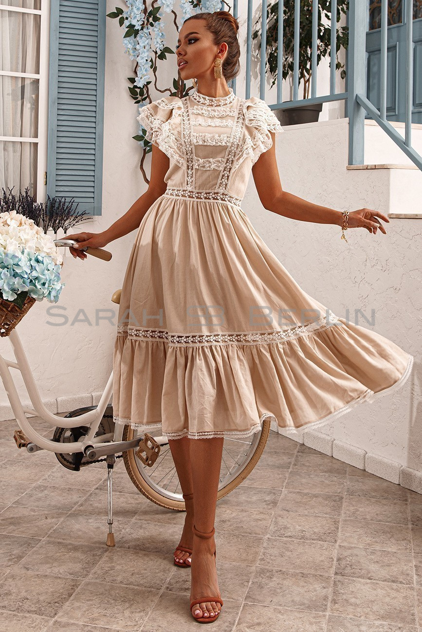 Льняное платье с крылышками и кружевом