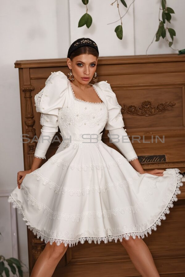 Dress with lush sleeves with lace and pearls