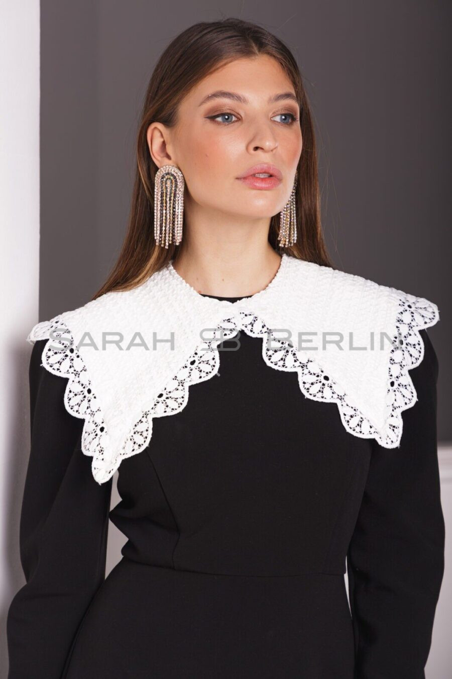 Lace wide collar