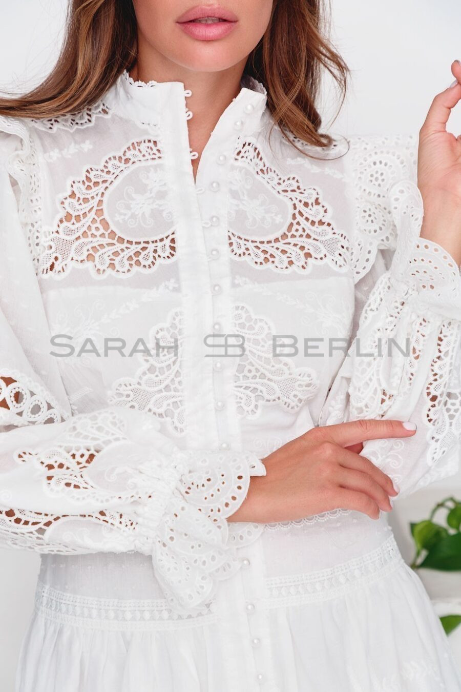 Short dress shirt with embroidery