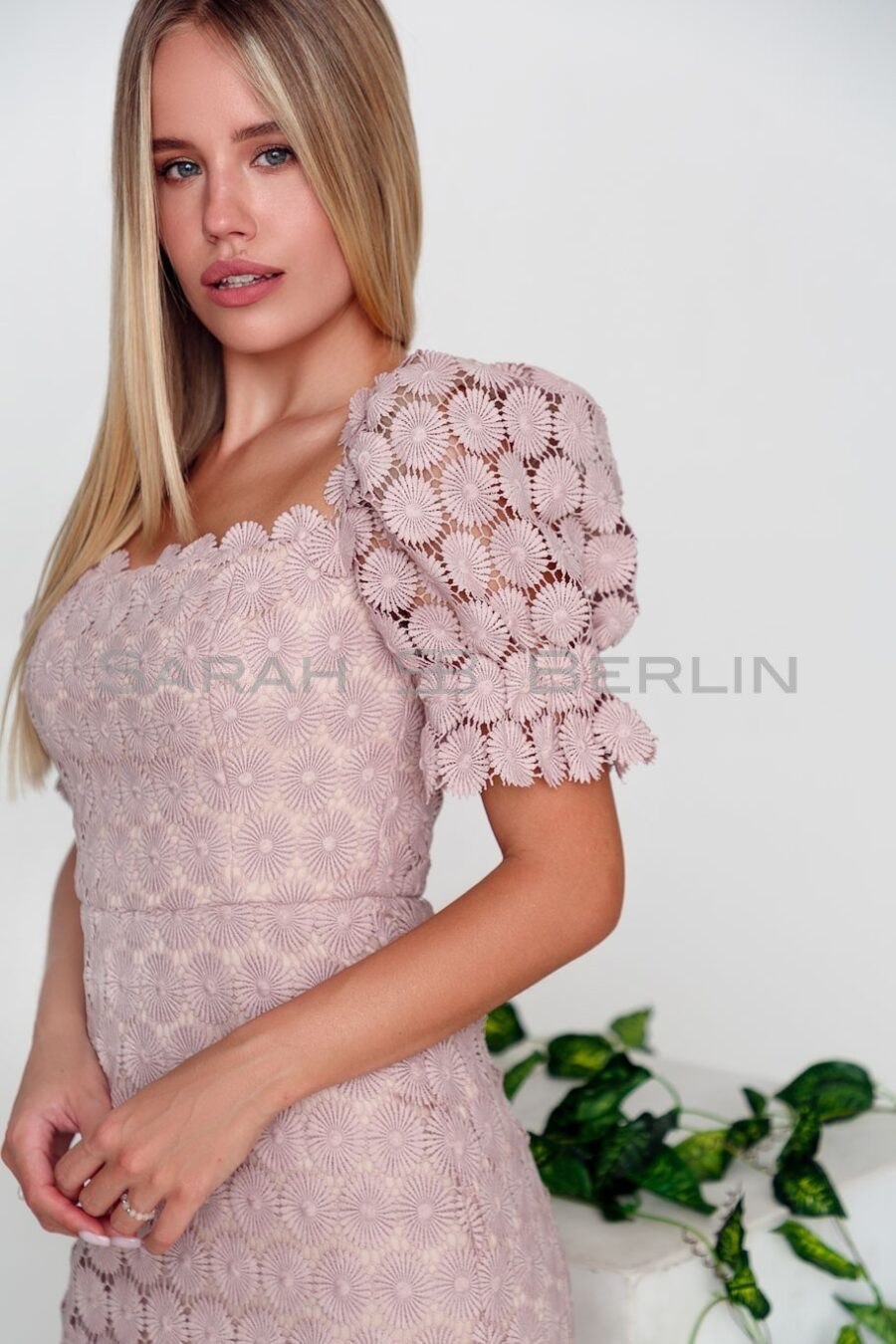 Lace camomile dress with puffy sleeves