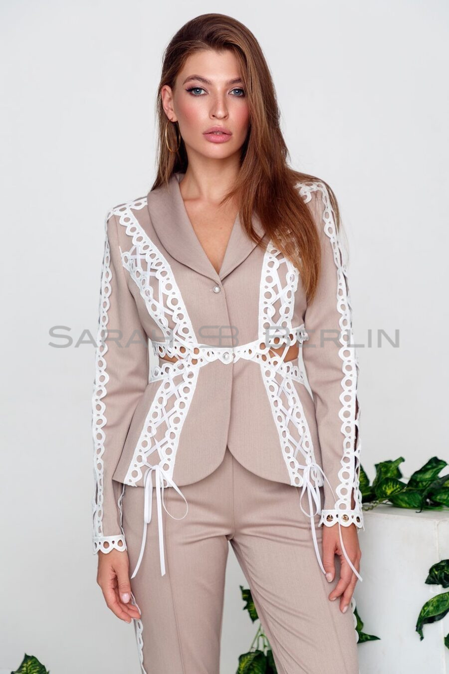 Stylish pants suit with lace and cord