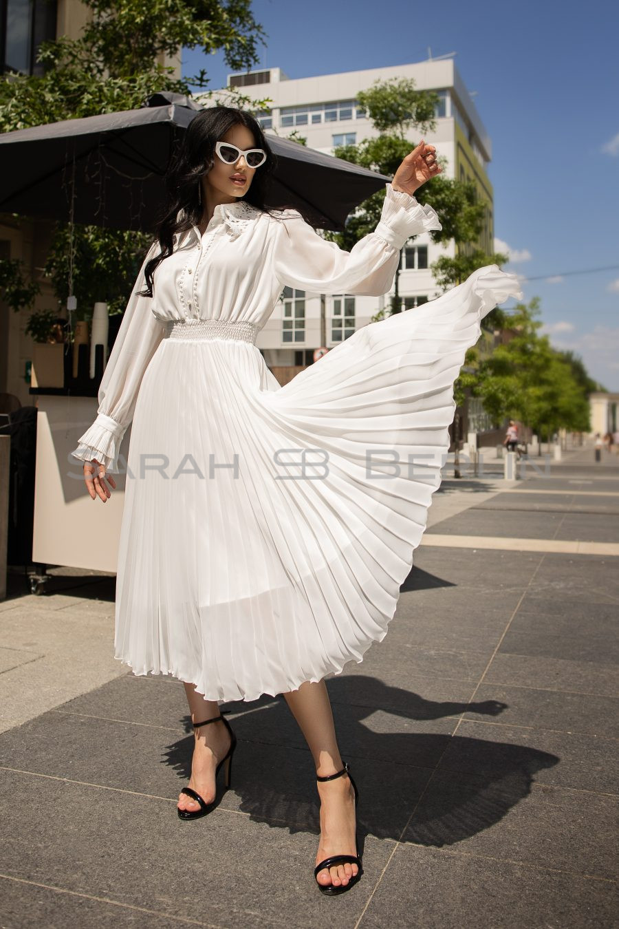 Chiffon pleated dress with lace collar