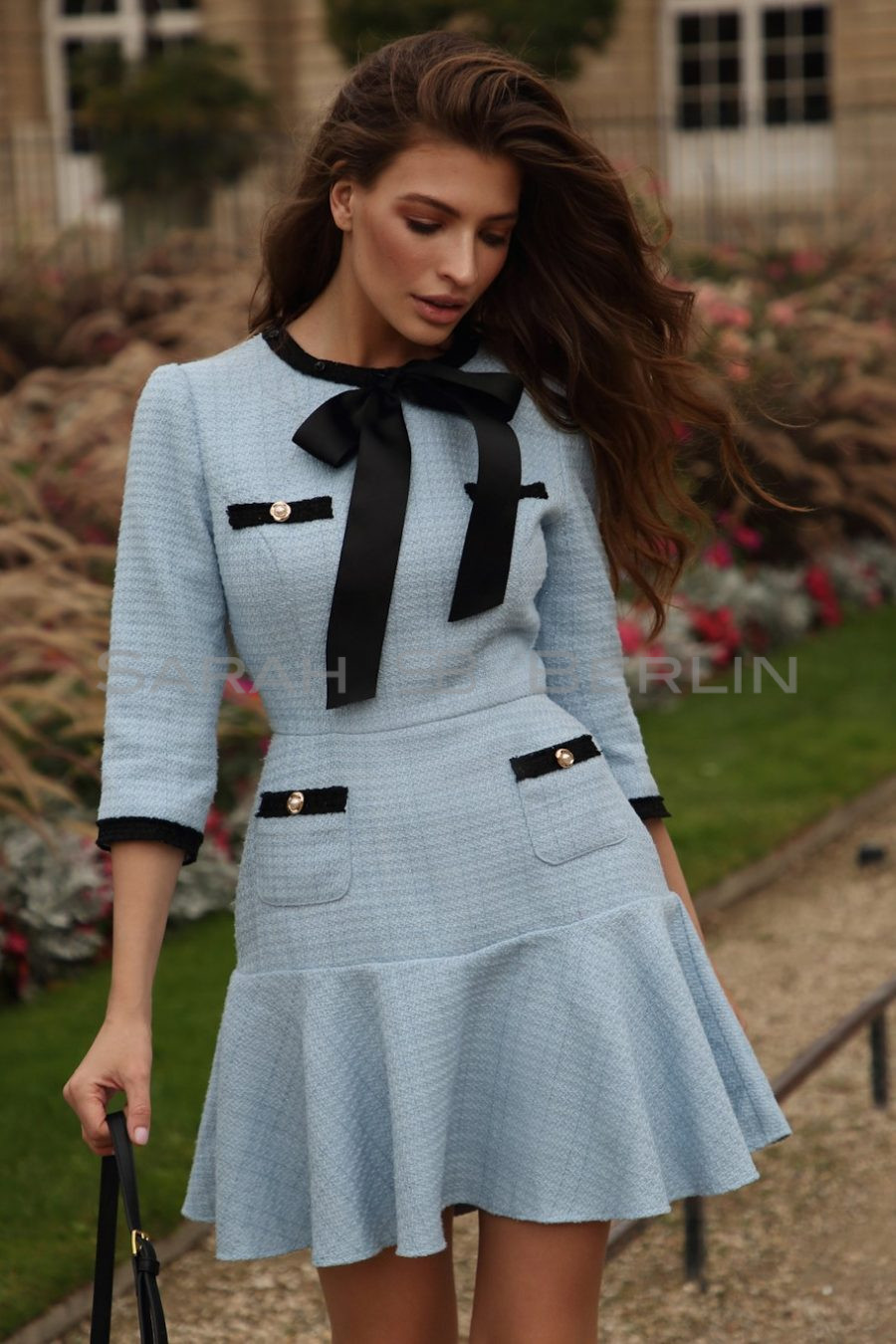 Short tweed dress with lace collar