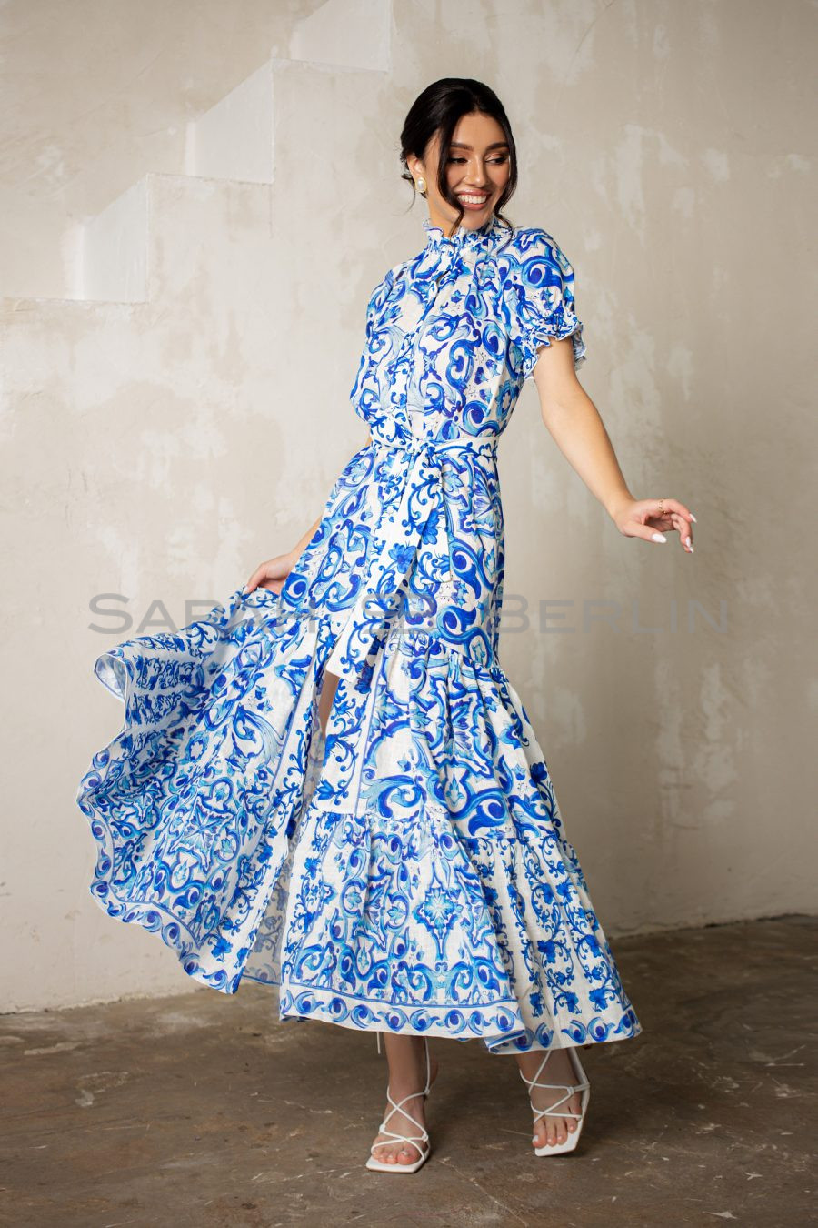 Платье с короткими рукавами реглан, с застежкой спереди, из итальянского льна с принтом
