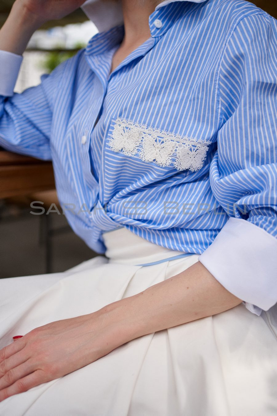 Oversized cotton shirt with white cuffs and collar, with butterfly lace