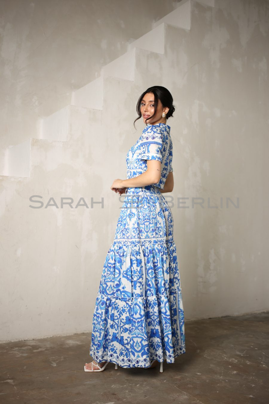 Tiered skirt with belt and front closure, in printed Italian linen