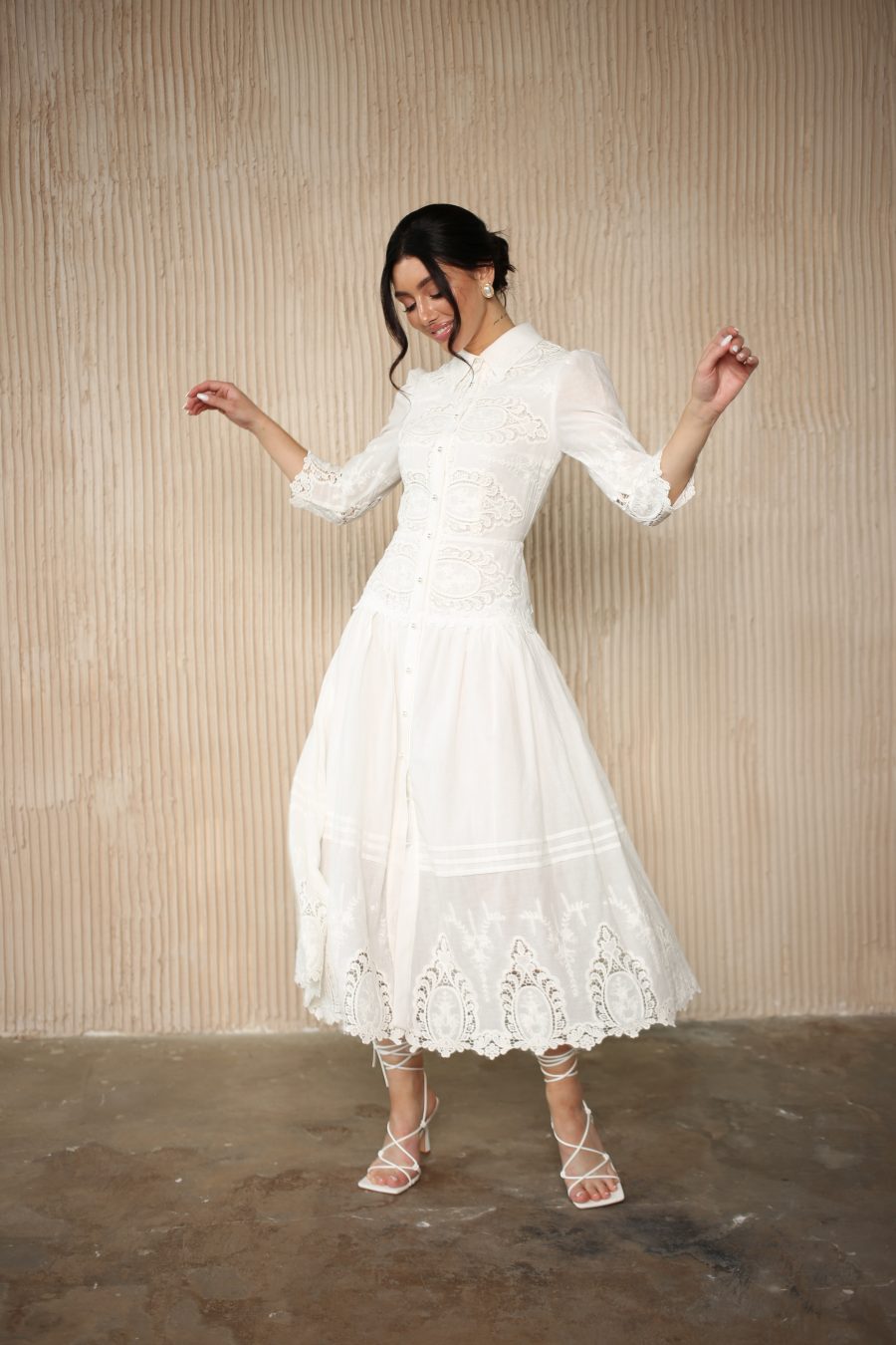 Embroidered cotton dress with collar and front closure