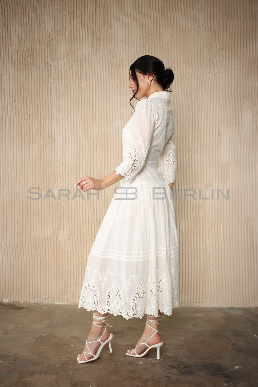 Embroidered cotton dress with collar and front closure