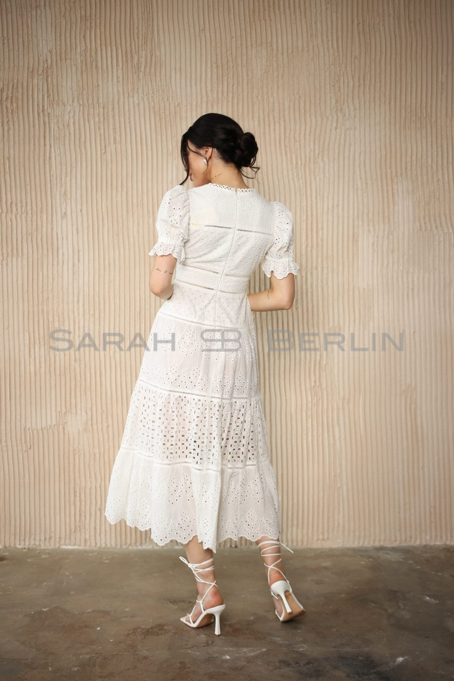 Бавовняна сукня з шиття, з мереживом, з короткими рукавами ліхтарик