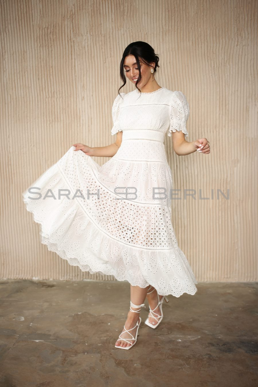 Бавовняна сукня з шиття, з мереживом, з короткими рукавами ліхтарик