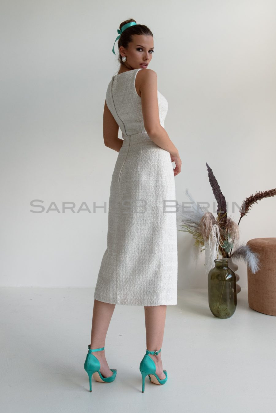 Tweed pencil skirt, with a slit with a zipper on the leg