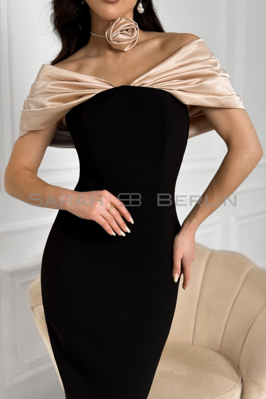 Черное силуэтное платье с корсетом, с контрастной драпировкой на плечах