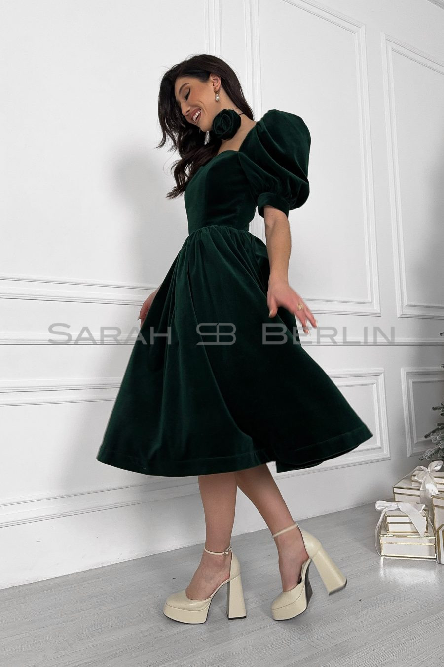Платье из итальянского бархата, с корсетом, с пышными рукавами и юбкой